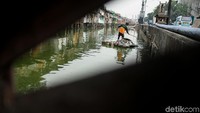 Pembersihan Kali Ciliwung tersebut sekaligus untuk melakukan normalisasi kali.