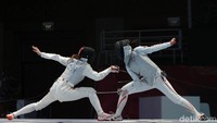 Fu Yiting dari China bertanding melawan Azuma Sera dari Jepang di final anggar putri beregu Asian Games di Jakarta Convention Center (JCC), Jakarta, Kamis (23/8).