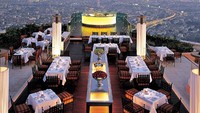Restoran Sirroco di Bangkok menawarkan pengalaman makan sambil menyaksikan matahari terbenam. Anda juga bisa santai di Sky Bar yang juga punya pemandangan ketinggian cantik. Foto: Istimewa