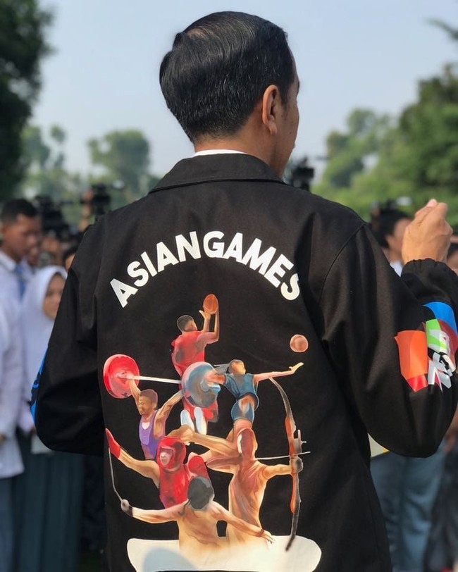 Jaket Asian Games 2018 keluaran Never Too Lavish pertama kali dikenakan Presiden Jokowi saat menerima kedatangan perwakilan OSIS SMA berprestasi se-Indonesia di Istana Kepresidenan Bogor, Jawa Barat, Mei 2018 lalu. Foto: Instagram