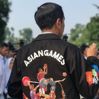 Jaket Asian Games 2018 keluaran Never Too Lavish pertama kali dikenakan Presiden Jokowi saat menerima kedatangan perwakilan OSIS SMA berprestasi se-Indonesia di Istana Kepresidenan Bogor, Jawa Barat, Mei 2018 lalu. Foto: Instagram