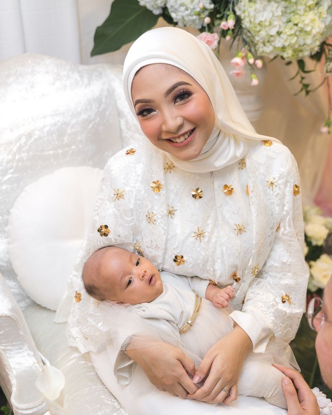 Wanita yang akrab dipanggil Nunu itu tidak terlalu sering mengunggah foto di Instagram, hanya di momen spesial tertentu. Salah satunya saat pengajian akikah putrinya ia tampil cantik mengenakan busana bernuansa putih dan emas. Foto: Instagram/nuurulzafitra