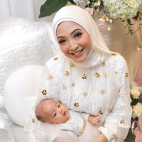 Wanita yang akrab dipanggil Nunu itu tidak terlalu sering mengunggah foto di Instagram, hanya di momen spesial tertentu. Salah satunya saat pengajian akikah putrinya ia tampil cantik mengenakan busana bernuansa putih dan emas. Foto: Instagram/nuurulzafitra