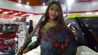 Salah satu SPG Wulling berbeda dengan SPG pada umumnya. SPG ini berpenampilan pahlawan wanita dalam tokoh penyelamat dunia yakni Wonder WomanFoto: Ibnu Munsir/detikOto