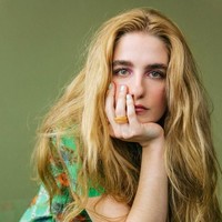 Berbeda dengan Paige Viti yang mengaku tidak pernah mencukur bulu. Ia pun cukup nyaman dengan bulu, bekas luka, jerawat atau ketidaksempurnaan lain yang menurutnya justru membuat orang unik. Foto: Heather Hazzan/Allure