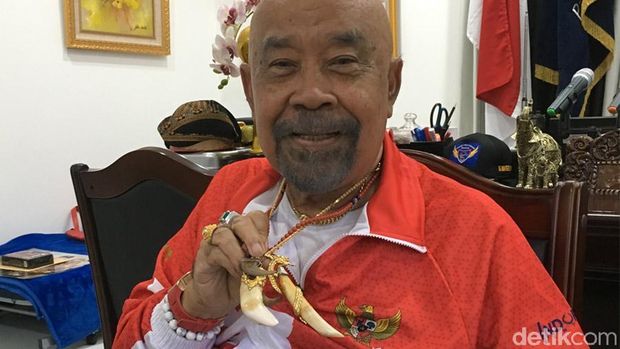 IGK Manila dan kalung taring macan 