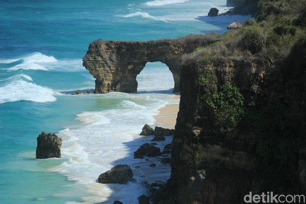 Jika dilihat dari Tanjung Mareha, batu cincin ini tampak kokoh meskipun diterjang ombak kencang. Namun gempa bumi yang melanda Sumba pada 2019 silam, mengikis pertahanan batu tersebut. (Foto: Johanes Randy) Jika dilihat dari Tanjung Mareha, batu cincin ini tampak kokoh meskipun diterjang ombak kencang. Namun gempa bumi yang melanda Sumba pada 2019 silam, mengikis pertahanan batu tersebut. (Foto: Johanes Randy)