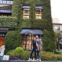 Memakai sneakers untuk pertamakalinya, penyanyi yang akrab disapa KD itu memilih sepatu dari brand Louis Vuitton seri Archlight Sneakers yang harganya mencapai Rp 16 jutaan. Dia memadukan sepatu tersebut dengan tas Hermes Kelly Graphite Shiny Porosus Crocodile 35 cm seharga US$ 62.500 atau Rp 915 jutaan. Foto: Instagram