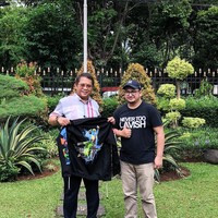 Menteri Komunikasi dan Informatika Rudiantara memamerkan jaket Asian Games 2018, di kediamannya. Desain jaket tampak berbeda dari sebelumnya, di mana bagian belakangnya berupa gambar ilustrasi salah satu cabang yang dilombakan pada ajang olahraga terbesar se-Asia itu. Foto: Instagram