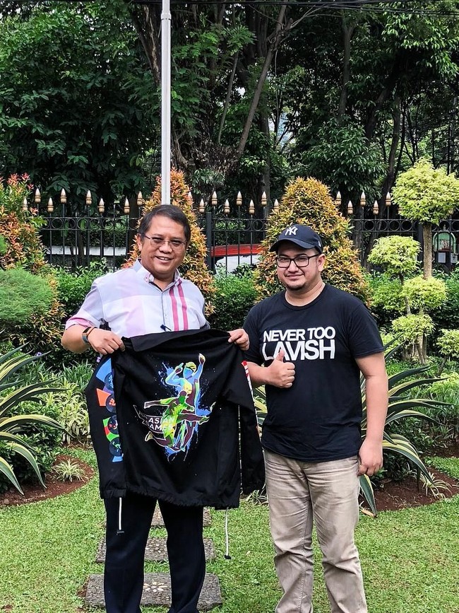 Menteri Komunikasi dan Informatika Rudiantara memamerkan jaket Asian Games 2018, di kediamannya. Desain jaket tampak berbeda dari sebelumnya, di mana bagian belakangnya berupa gambar ilustrasi salah satu cabang yang dilombakan pada ajang olahraga terbesar se-Asia itu. Foto: Instagram