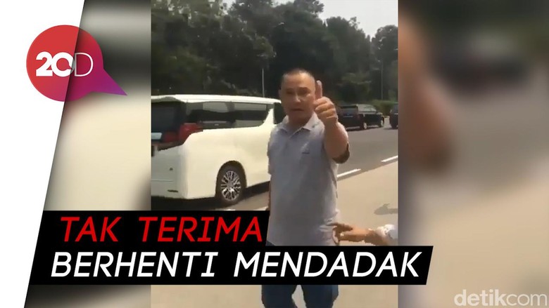 Sopir mobil berstiker TNI memukul seorang bocah. Foto: 20detik Sopir mobil berstiker TNI memukul seorang bocah. Foto: 20detik