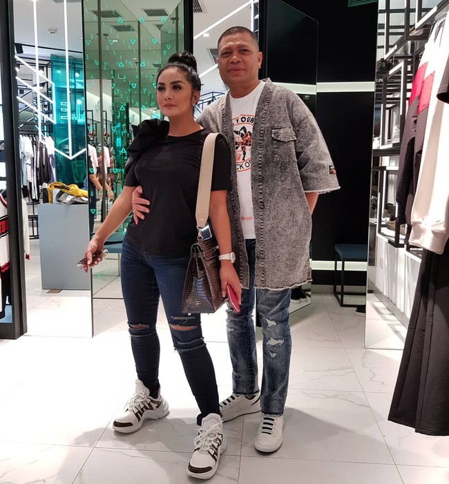 Suami Krisdayanti, Raul Lemos, banjir nyinyiran netizen saat dirinya disebut melarang sang istri bertemu dengan Aurel dan Azriel, anak dari pernikahan dengan Anang. Membela Raul, penyanyi yang akrab disapa KD itu menegaskan selama menikah, sang suami bersikap terbuka, tidak pernah ada larangan untuk bertemu dengan kedua buah hatinya dari sang mantan suami. “Pintu rumah kita pintu hati kita semua sangat terbuka. Bayangin deh Raul itu masih sangat perhatian ke anak-anak tirinya sampe sekarang saja masih di urusin pesawatnya, sekolahnya, sampai kelulusannya,” ujarnya. Foto: Instagram