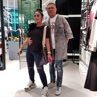 Suami Krisdayanti, Raul Lemos, banjir nyinyiran netizen saat dirinya disebut melarang sang istri bertemu dengan Aurel dan Azriel, anak dari pernikahan dengan Anang. Membela Raul, penyanyi yang akrab disapa KD itu menegaskan selama menikah, sang suami bersikap terbuka, tidak pernah ada larangan untuk bertemu dengan kedua buah hatinya dari sang mantan suami. “Pintu rumah kita pintu hati kita semua sangat terbuka. Bayangin deh Raul itu masih sangat perhatian ke anak-anak tirinya sampe sekarang saja masih di urusin pesawatnya, sekolahnya, sampai kelulusannya,” ujarnya. Foto: Instagram