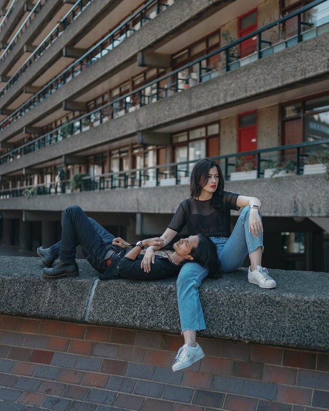 Karenanya, Kimberly dan Edward juga memilih busana yang kasual. Bukan dress dan jas, mereka lebih banyak memakai t-shirt dan celana jeans. Foto: Dok. Instagram @kimbrlyryder