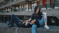 Gaya funky Kimberly Ryder dan Edward Akbar. Diketahui kedua pasangan ini suka sekali bergaya santai dan kasual pada kesehari-harinya. Foto: Dok. Instagram/kimbrlyryder