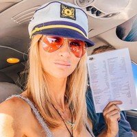 Wanita 43 tahun itu memiliki lisensi PPL (private pilot license). Christiana sudah berkeliling ke 13 negara berbeda.  Foto: Instagram (@blondemouse)