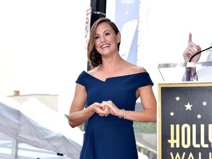 Jennifer Garner Pakai Gaun Meghan Markle, Stylish Mana?