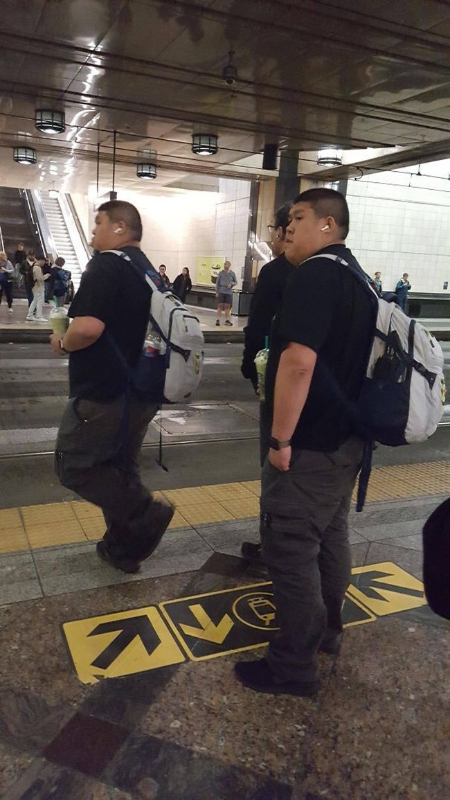 Dua pria berbeda memakai baju, tas sampai earphone yang juga sama. Bahkan pilihan minumannya sama-sama Green Tea Frappucinno. Foto: istimewa