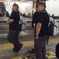 Dua pria berbeda memakai baju, tas sampai earphone yang juga sama. Bahkan pilihan minumannya sama-sama Green Tea Frappucinno. Foto: istimewa