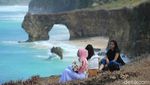 Potret Batu Cincin Pantai Mbawana Sebelum dan Sesudah Runtuh