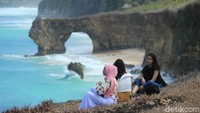 Pantai Mbawana di Kecamatan Kodi, Sumba Barat Daya merupakan salah satu destinasi wisata favorit wisatawan. Sebabnya, pemandangan yang cantik ditambah dengan batu cincinnya yang ikonik. (Foto: Johanes Randy)