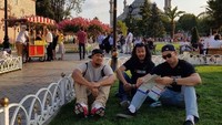 Ini gayanya bersama teman-temannya saat berada di Istanbul, Turki. (arki_wisnu33/Instagram)