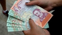 Warga diperbolehkan menukar uang lama dengan baru ke bank, tapi dibatasi hanya 10 bolivar baru per hari.