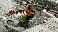 Petugas saat membersihkan dinding kolam di kawasan bundaran HI, Jakarta, Kamis (23/8/2018).