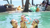 Tidak hanya menghabiskan waktu bersama rekan-rekannya, Wisnu juga sering liburan bersama keluarganya. Ini saat mereka berenang di Bali. (arki_wisnu33/Instagram)