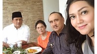 Libur hari kemerdekaan kemarin, Bella berkumpul bersama suami dan kedua orang tuanya. Nampak ada sajian nasi dan aneka lauk pauk dalam tampah di hadapan mereka. Foto: Instagram bellasaphiraofficial