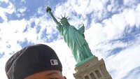 Tahukan patung wanita yang memegang obor ini? Yap, Wisnu berada di Patung Liberty, New York. (arki_wisnu33/Instagram)