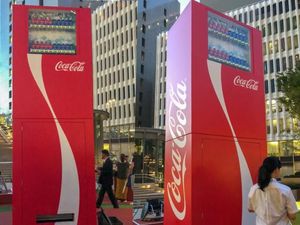 Ini Dia Volley Vending Machine yang Sengaja Dibuat dengan Tinggi 3 Meter!