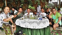 Ternyata Yama Carlos memang akrab dengan anggota TNI. Begini gayanya saat makan bersama anggota TNI usai mebgikuti acara lari bersama. Foto: Instagram yamacarlos7