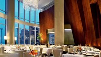 Mau makan cantik sambil menikmati keindahan danau Michigan dan sungai Chicago dari ketinggian? Datang saja ke restoran Sixteen di Chicago yang berada di dalam Hotel Trump International & Tower Chicago. Foto: Istimewa