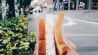 Sedang berkunjung ke Singapura, Anthony menyempatkan diri untuk membeli ice cream sandwich yang terkenal di Orchard. Foto: Instagram @sinisukanthony
