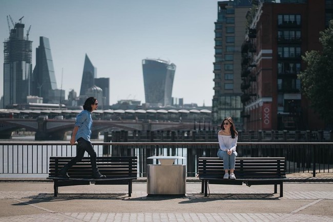 Foto prewedding tersebut tampaknya mengambil lokasi di Inggris. Meski punya konsep yang kasual, foto-foto yang diberi tanda pagar #kisahcintadibulanagustus itu terlihat manis dan punya cerita. Foto: Dok. Instagram @kimbrlyryder