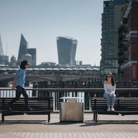 Foto prewedding tersebut tampaknya mengambil lokasi di Inggris. Meski punya konsep yang kasual, foto-foto yang diberi tanda pagar #kisahcintadibulanagustus itu terlihat manis dan punya cerita. Foto: Dok. Instagram @kimbrlyryder