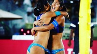 Aksi keduanya dalam hal men-smash bola voli tak perlu diragukan lagi. Banyak prestasi yang sudah mereka raih. (Instagram/@akikohaseg)