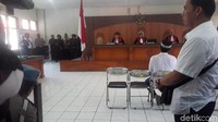 Sidang pembunuhan Ustaz Prawoto di Bandung, Jawa Barat. Diketahui, Ustaz Prawoto dianiaya tetangganya sendiri Asep Maftuh (45) hingga tewas bersimbah darah.Peristiwa maut yang menimpa Prawoto berlangsung pada 1 Februari 2018 di dekat rumahnya, Blok Sawah, Kelurahan Cigondewah Kaler, Kecamatan Bandung Kulon, Kota Bandung. Korban dipukul Asep menggunakan pipa besi. (Foto: Dony Indra Ramadhan/detikcom)