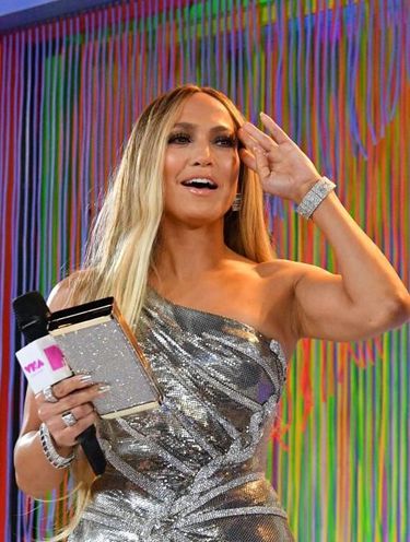 Mevvah! Jennifer Lopez Pakai Anting Berlian yang Harganya 
