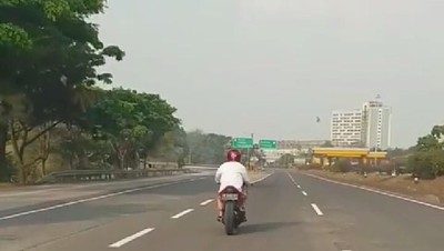 Alah! Tunggangi Ninja 250cc Pakai Kain, Nekat Lewat Tol Purbaleunyi