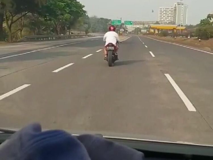 Alah! Tunggangi Ninja 250cc Pakai Kain, Nekat Lewat Tol Purbaleunyi