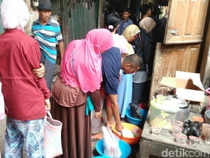 Antre Berjam-jam, Warga Purworejo Ramai-ramai Giling Daging