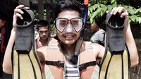 Foto: Anthony Ginting juga suka snorkeling. Ini gaya dia sebelum nyemplung di Pulau Pramuka (@sinisukanthony/Instagram)