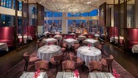 New York memang banyak restoran mewah. Tapi restoran Asiate di New York City dapat mengenyangkan perut dengan hidangan Hamachi crudo, sekaligus memanjakan mata dengan pemandangan Central Park dari ketinggian. Foto: Istimewa