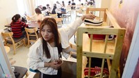 Sebelum bersantap, pengunjung wajib menaruh sepatunya di rak yang sudah disediakan. Foto: Le Quan (Zing)