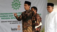 Jokowi yang mengenakan baju batik awarna coklat dan celana warna hitam.