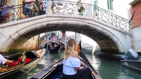 Kalau ke Venesia, jangan lupa naik gondola seperti Hazzel ya.. (keeleyhazell/Instagram)