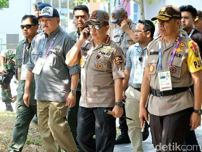 Kapolri Tito Karnavian saat meninjau Asian Games 2018 di Palembang. (Foto: Raja Adil Siregar/detikcom) Kapolri Tito Karnavian saat meninjau Asian Games 2018 di Palembang. (Foto: Raja Adil Siregar/detikcom)
