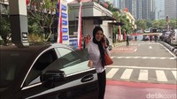 Nikita Mirzani saat tiba di Polda Metro Jaya di Jakarta Selatan, pada Kamis (23/9). Foto: Iswahyudi